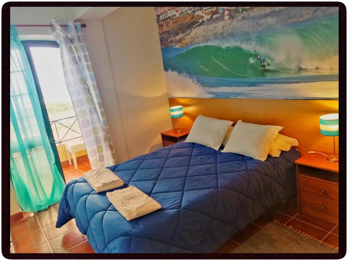 Supertubos Beach Hostel อาโตเกีย ดา บาเลยา ภายนอก รูปภาพ