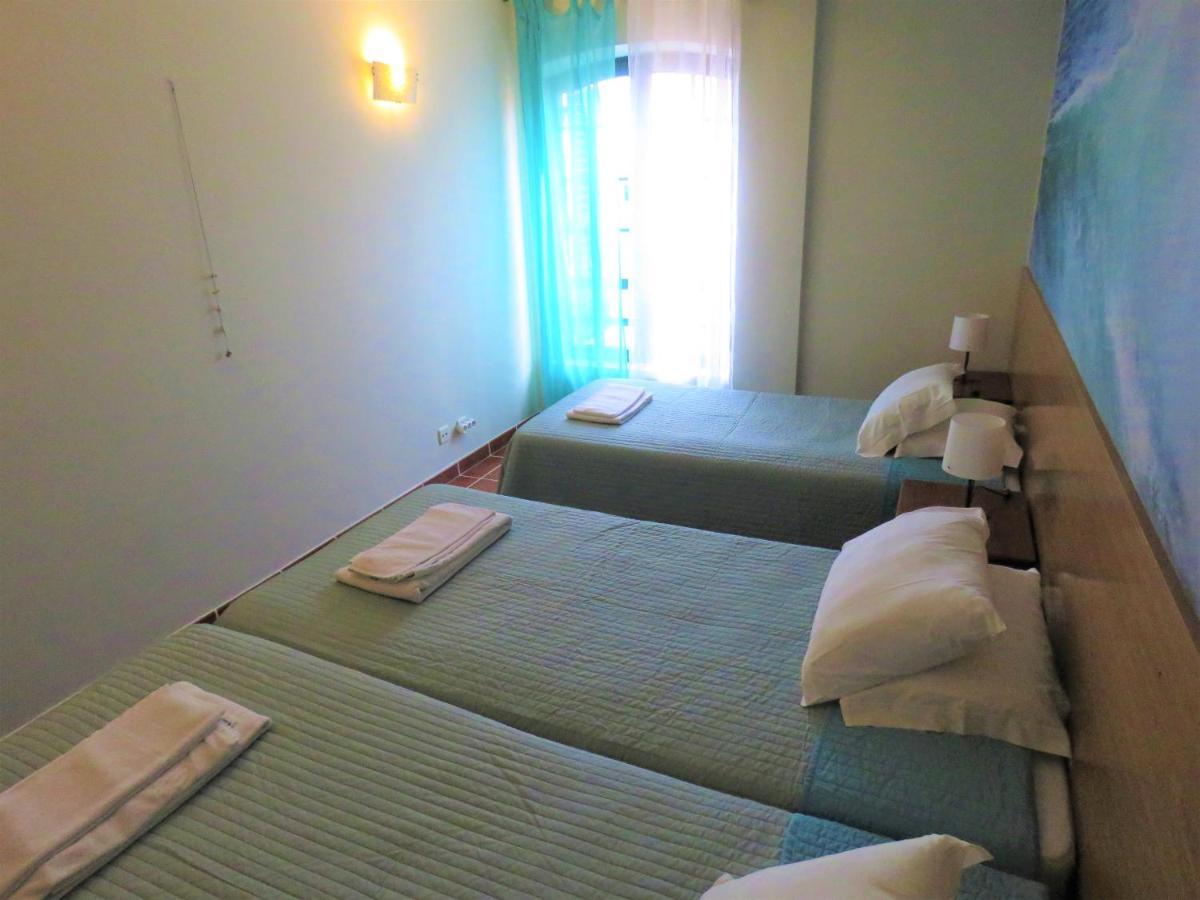 Supertubos Beach Hostel อาโตเกีย ดา บาเลยา ภายนอก รูปภาพ