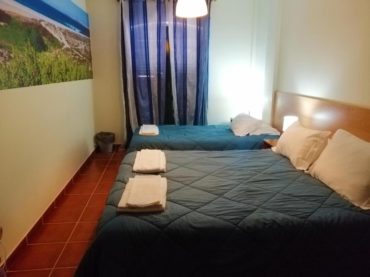 Supertubos Beach Hostel อาโตเกีย ดา บาเลยา ภายนอก รูปภาพ