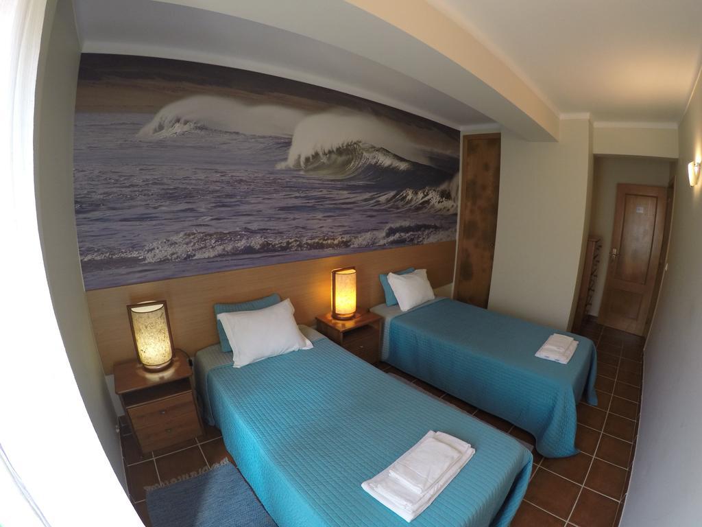 Supertubos Beach Hostel อาโตเกีย ดา บาเลยา ภายนอก รูปภาพ