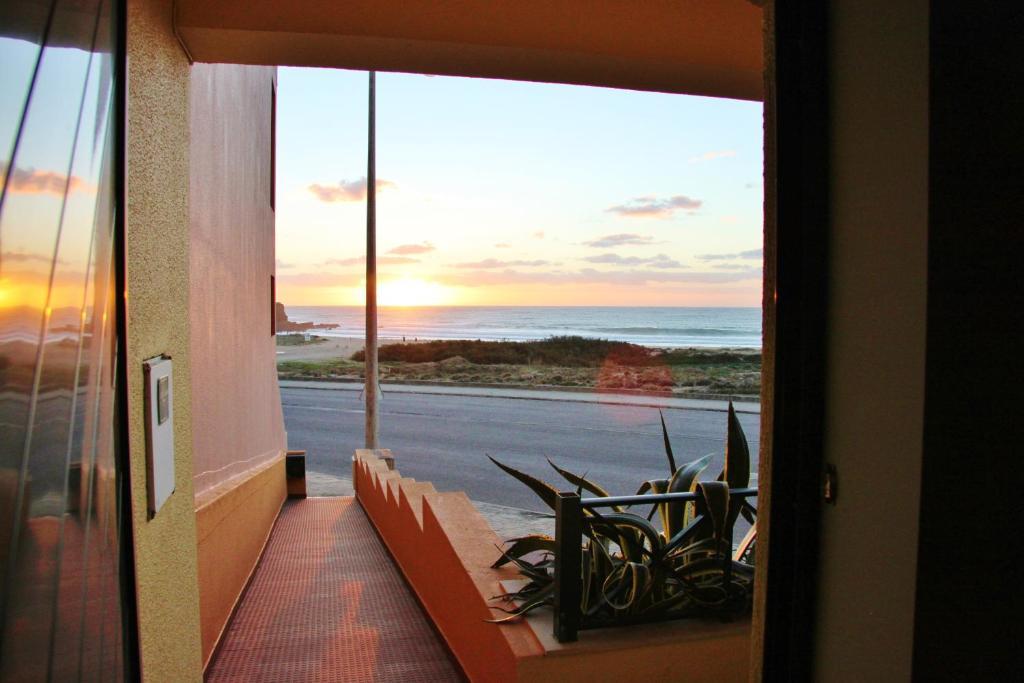 Supertubos Beach Hostel อาโตเกีย ดา บาเลยา ภายนอก รูปภาพ